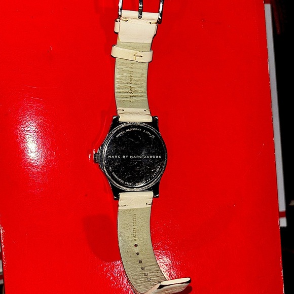 Marc Jacobs Cream and Silver watch with Modern Design - Picture 2 of 4